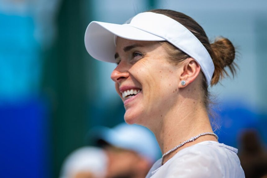 Элина Свитолина улыбается на корте во время турнира WTA