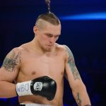 Александр Усик в ринге перед боем в первом тяжелом весе