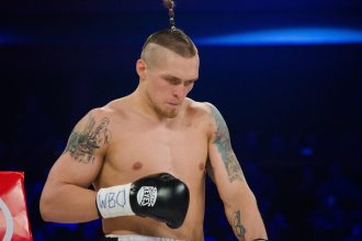 Александр Усик в ринге перед боем в первом тяжелом весе
