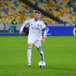 Андрей Ярмоленко с мячом в форме «Динамо» Киев