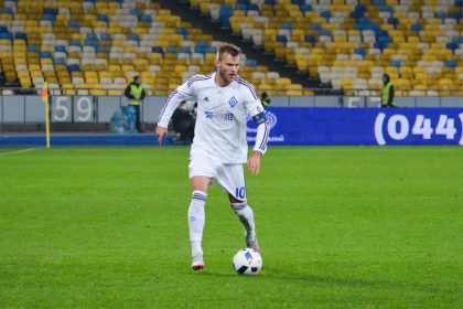 Андрей Ярмоленко с мячом в форме «Динамо» Киев