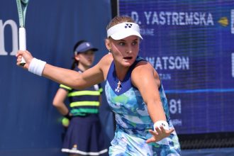 Даяна Ястремская выполняет удар на US Open 2023