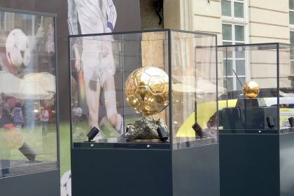 Золотые мячи Блохина, Беланова и Шевченко в витринах