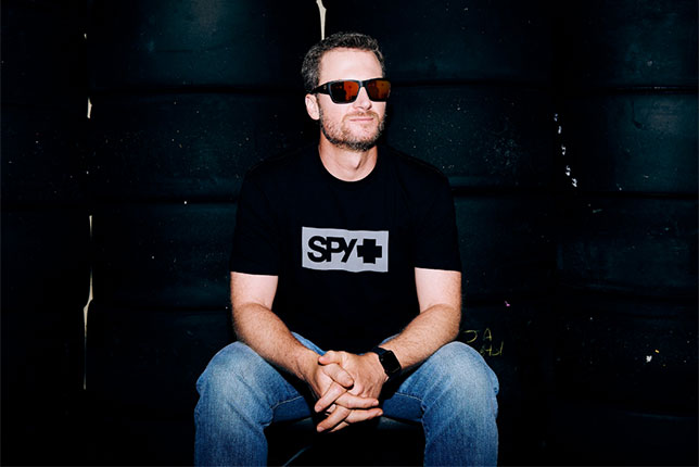 Звезда NASCAR и его семья пережили авиакатастрофу