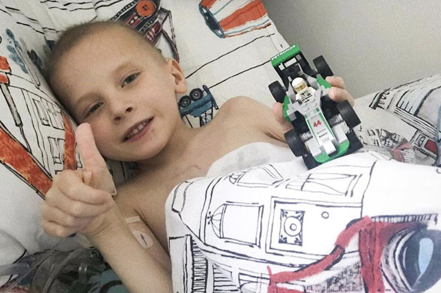 Льюис Хэмилтон скорбит по умершему мальчику Льюис Хэмилтон скорбит по умершему мальчику