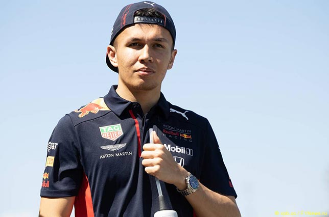 К гонщикам Red Bull ближе двух метров не подпускали