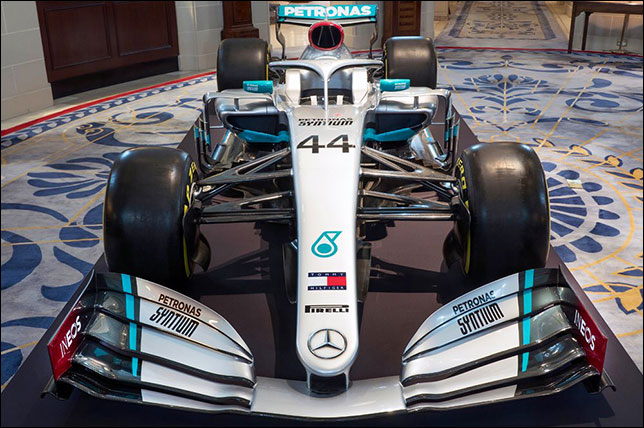 В Mercedes представили спонсора и раскраску
