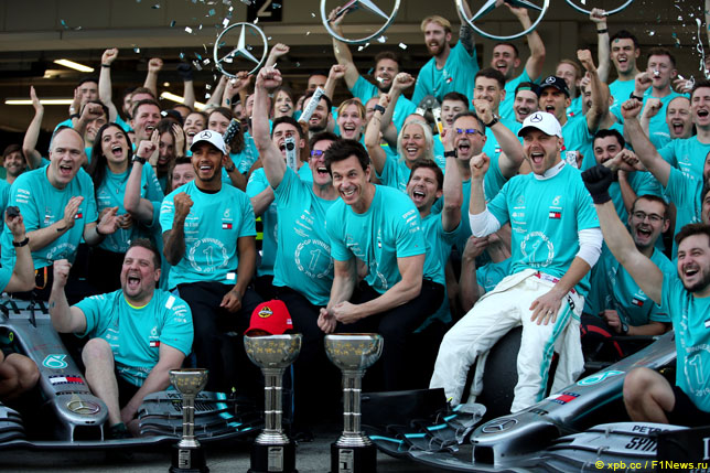 В Mercedes выиграли шестой Кубок конструкторов подряд