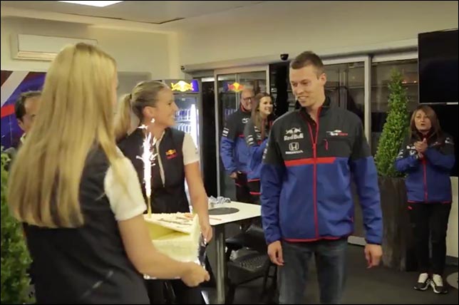 Видео: В Toro Rosso поздравляют Даниила Квята