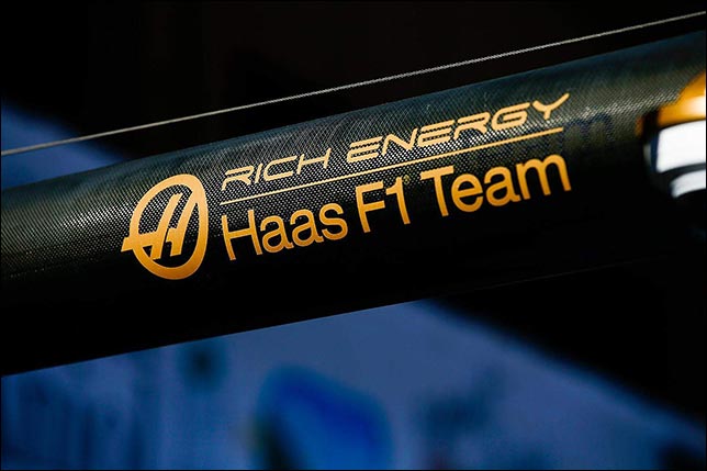 В Rich Energy удалили логотипы с машин Haas F1