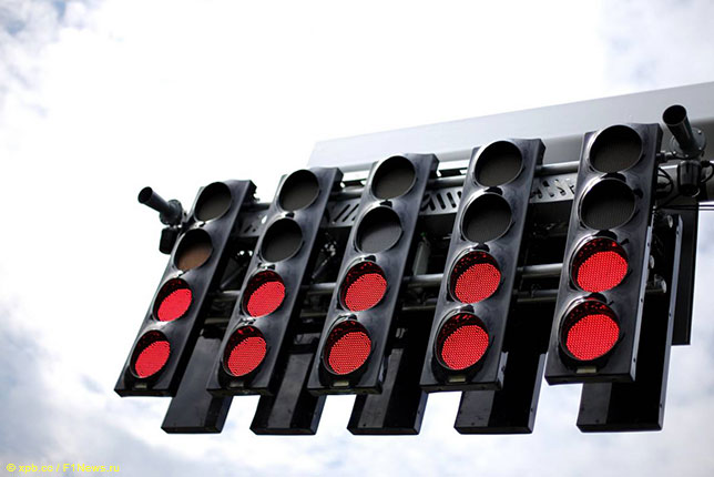 Создатели сериала о Формуле 1 критикуют Ferrari и Mercedes Создатели сериала о Формуле 1 критикуют Ferrari и Mercedes