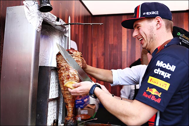 150 человек отравились в паддоке в Мехико