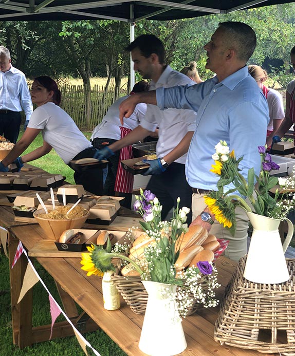 В McLaren устроили барбекю для сотрудников