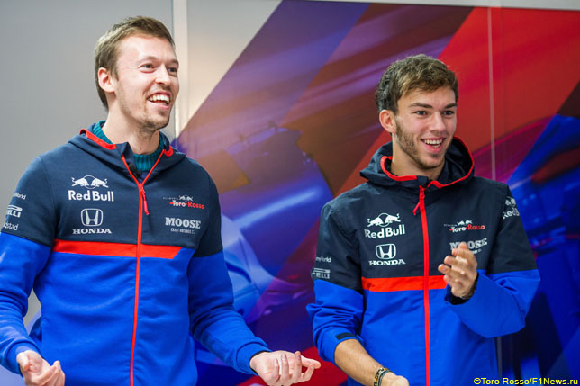 Видео: Даниил Квят и Пьер Гасли в космическом центре