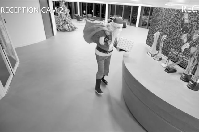 Видео: Санта принес подарки команде Mercedes