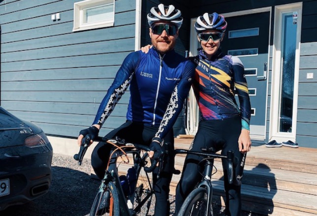 Боттас с подругой доехали до российской границы