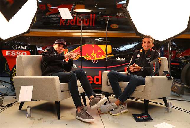Ферстаппен и Элбон веселятся на базе Red Bull Racing