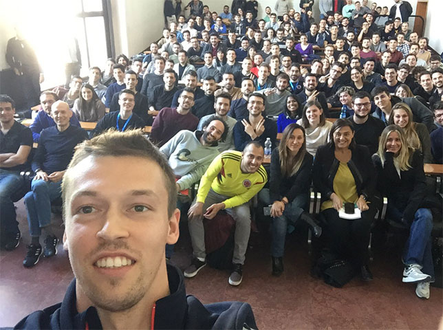 Даниил Квят и Маттиа Спини выступили перед студентами Даниил Квят и Маттиа Спини выступили перед студентами