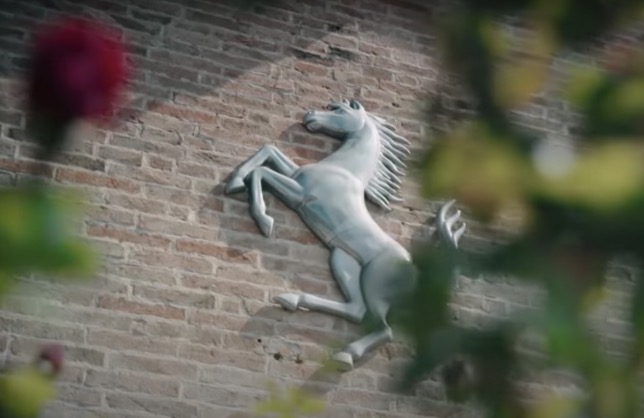 Видео: Шарль Леклер за рулём SF1000 на улицах Маранелло