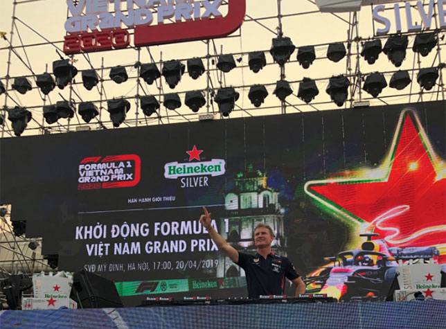 Red Bull Racing проводит демо-заезды в Ханое Red Bull Racing проводит демо-заезды в Ханое