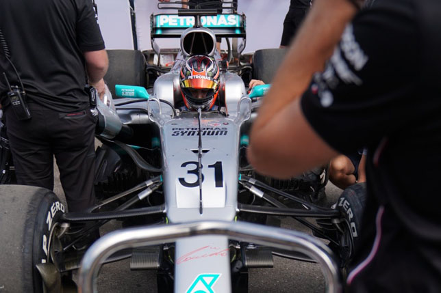 Видео: Эстебан Окон крутит «пончики» в Гудвуде