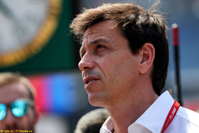 В Mercedes объяснили, почему против реверсивного старта