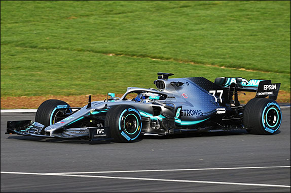 В Mercedes представили и обкатали новую машину В Mercedes представили и обкатали новую машину