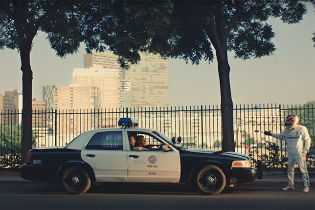 Видео: «Гонщик» Mercedes и американская полиция