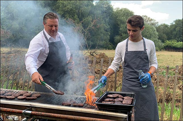 В McLaren устроили барбекю для сотрудников