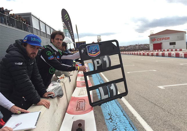 Алонсо выступает в 10-часовой картинговой гонке