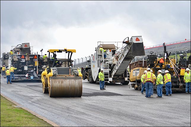 В Остине укладывают новый асфальт
