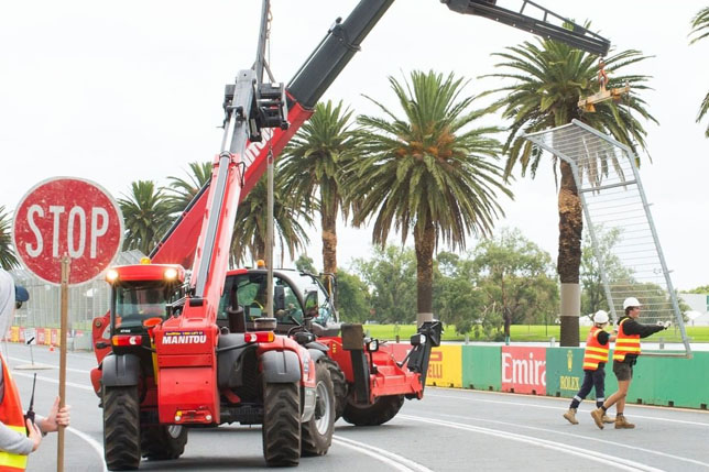 Команды Формулы 1 начинают прибывать в Мельбурн
