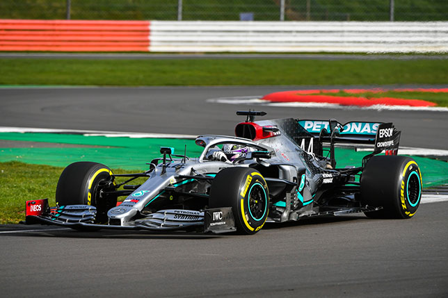 Видео: Первый круг Хэмилтона на новой Mercedes W11