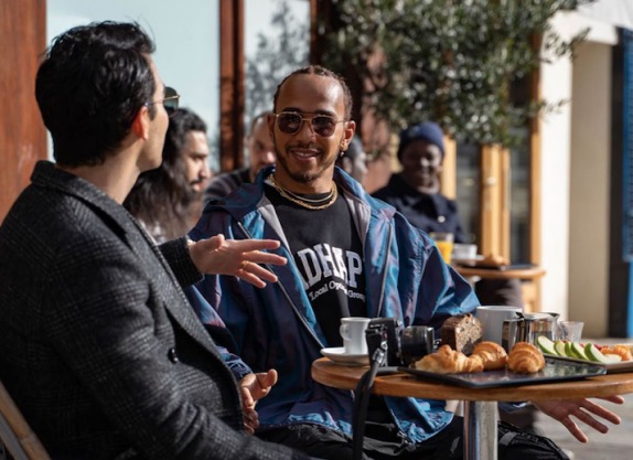 Льюис Хэмилтон признался в любви к архитектуре Парижа