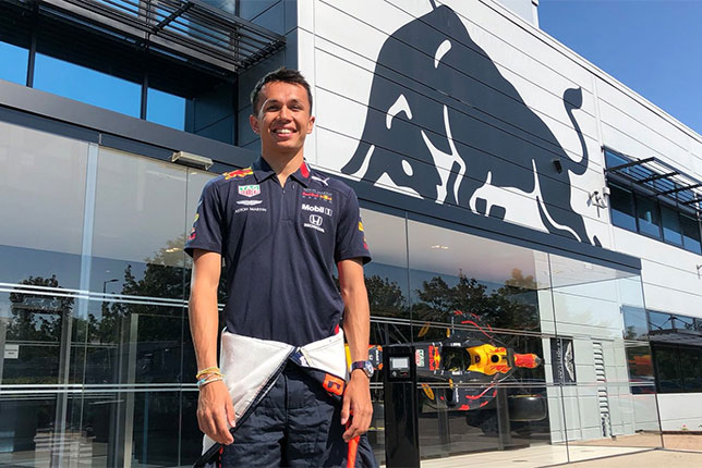 Элбон впервые примерил форму Red Bull Racing