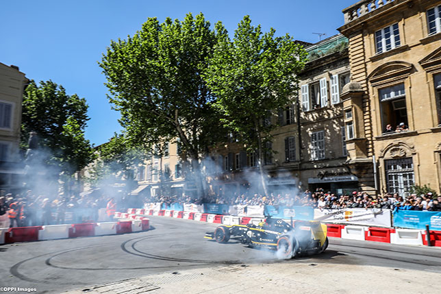 В Renault провели гоночное шоу в Салон-де-Провансе
