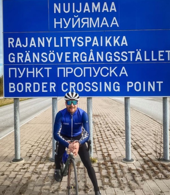 Боттас с подругой доехали до российской границы