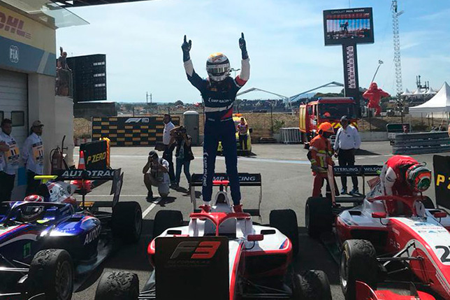 Ф3: Шварцман выиграл воскресную гонку во Франции Ф3: Шварцман выиграл воскресную гонку во Франции