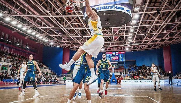 
Михайлюк и еще 14 баскетболистов вызваны на сбор сборной Украины

