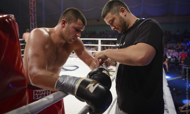 За запізнення Кличко бив нас батогом. Український боксер згадав своє перебування в тренувальному таборі легенди світового боксу За запізнення Кличко бив нас батогом. Український боксер згадав своє перебування в тренувальному таборі легенди світового боксу