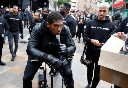 Джошуа вийшов на протест Black Lives Matter на милицях