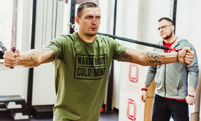 Усик разом з новим тренером готується до переходу в суперважку вагу