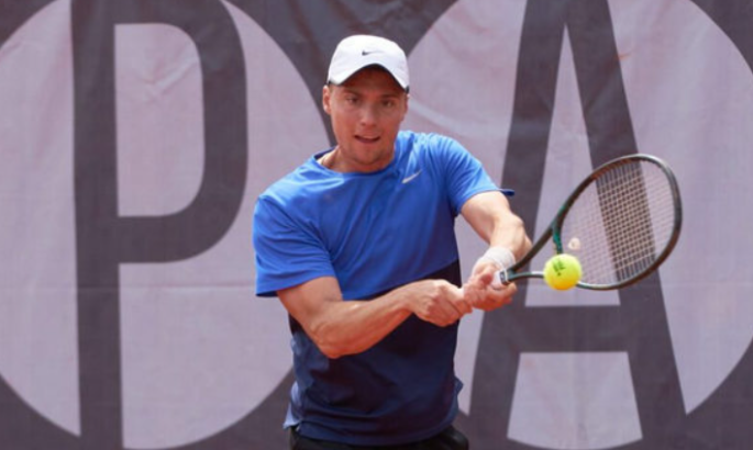 Крутых уступил на старте турнира в Испании