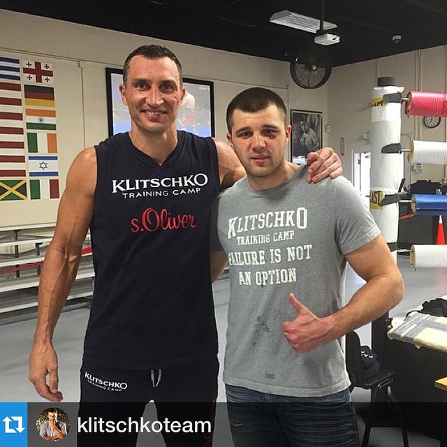 За запізнення Кличко бив нас батогом. Український боксер згадав своє перебування в тренувальному таборі легенди світового боксу За запізнення Кличко бив нас батогом. Український боксер згадав своє перебування в тренувальному таборі легенди світового боксу