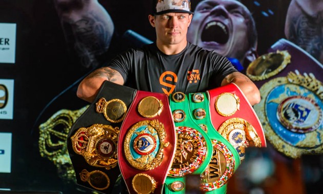 Усик показав усі свої нагороди. ВІДЕО