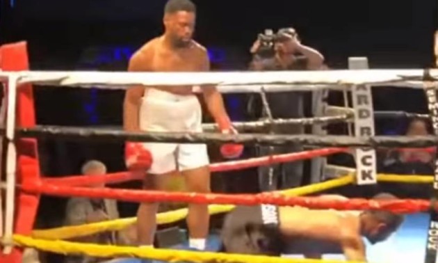 Боксери відправили один одного в нокдаун Боксери відправили один одного в нокдаун