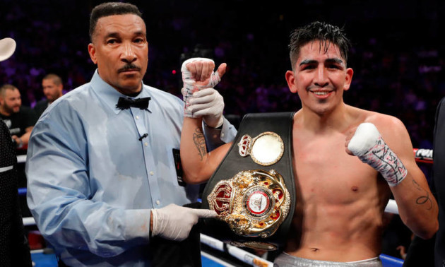 Санта-Крус переміг Флореса одноголосним рішенням суддів Санта-Крус переміг Флореса одноголосним рішенням суддів