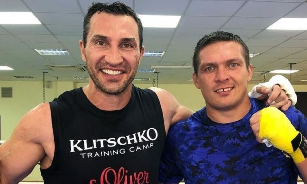 Кличко проти Усика. Уболівальники влаштували віртуальний двобій українських боксерів Кличко проти Усика. Уболівальники влаштували віртуальний двобій українських боксерів