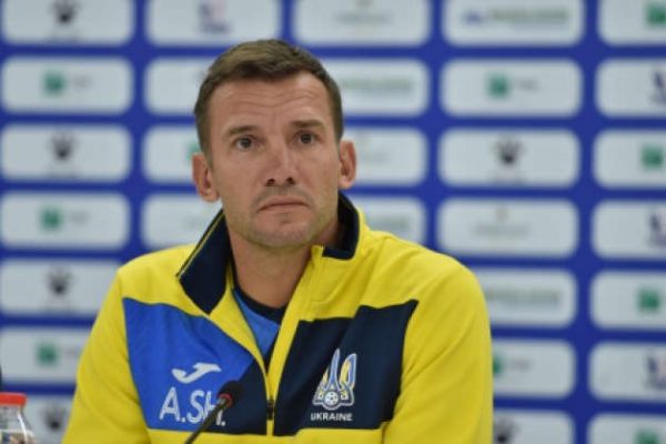 Гравці збірної України святкували вихід на Євро зі спиртними напоями Гравці збірної України святкували вихід на Євро зі спиртними напоями