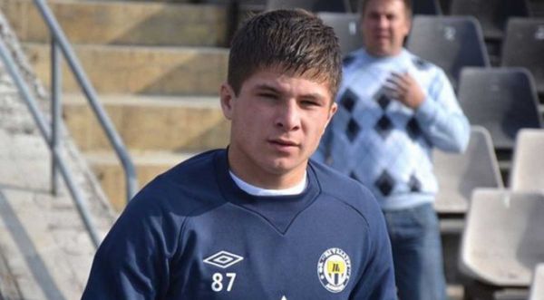 Український хавбек покарав голкіпера за фінти біля власних воріт (ВІДЕО)